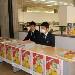 受付をする2年生美術部員