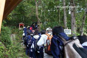 登り口，祠に安全祈願して。。。これから登っていきます。