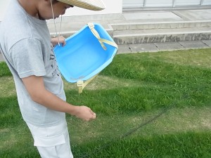 線の部分はより鮮やかな芝が生えるよう肥料をまきます。