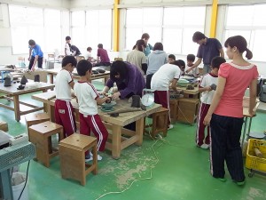 まずは手ロクロで成形開始!