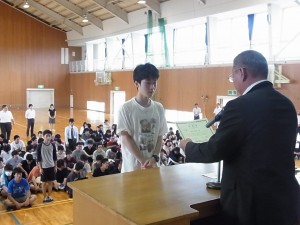 代表者が壇上へ(数学検定2級・準2級・3級に生徒らが合格)