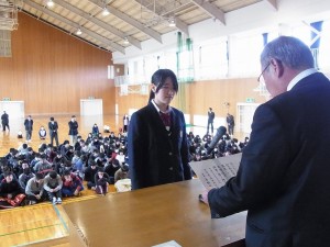 全日本高等学校書道公募展（特選）受賞の生徒の表彰。