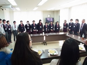 懇親会では校歌を交換（本校生徒より）