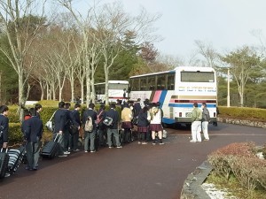 雪がちらつく本日大勢の生徒がバスで帰省。