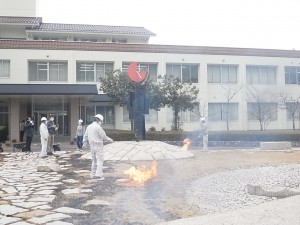 シンボルゾーンの芝も丁寧に焼きます。