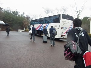 ＪＲ岡山駅直行バスへ乗車する２年生の皆さん。