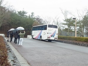 雨の中教員たちが見送り。