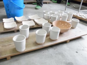 釉薬をほどこした生徒の作品（電気窯へ）