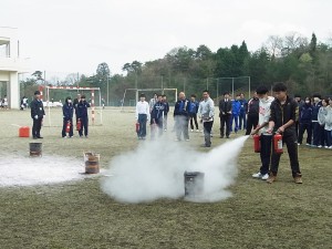 消火訓練（複数の消火器を協力で使用して消火を早くすることも）