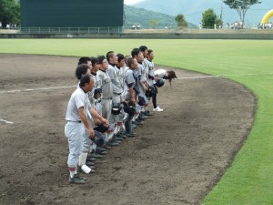 試合終了、応援団の前で。