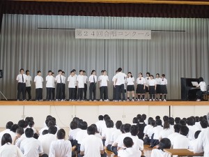 １年Ｃ組、自由曲「愛唄」。