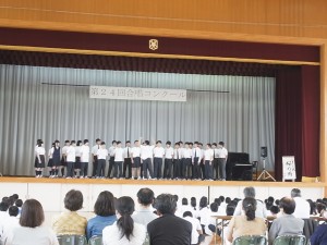 １年Ａ組、自由曲「桜の雨」。