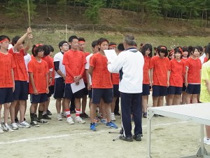 総合優勝「赤組」の表彰。