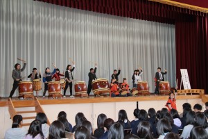 教職員とＰＴＡの方々の体験演奏（最初からおみごと！）