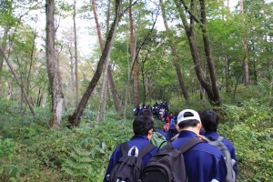 険しい山道。