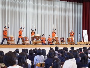 １曲目「かよう囃子」の演奏。