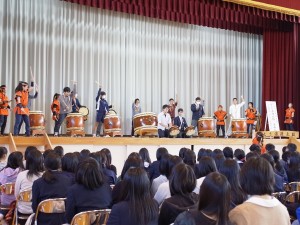 男子生徒たちの太鼓演奏体験（リズムが合ってきました）。