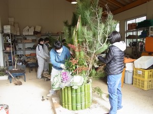 片方の門松はほぼ完成。