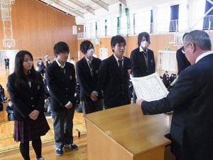 岡山県こども備前焼作品展高校生の部で上位入賞をはたした陶芸デザインコース3年生の皆さん（一番左の竹内さんは県知事賞受賞）