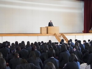 全校生徒集会では校長先生から冬休みに向けての激励も。そして卒業が近づいてきた３年生へも激励。