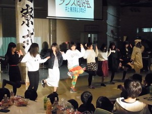 ３年生女子によるダンス。