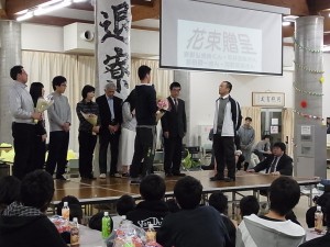 花束贈呈（食堂スタッフさん、男女寮の管理人さん、３学年の先生へ）。