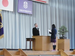 卒業記念品贈呈（記念品目録を朗読）。