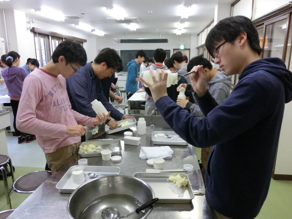 バター作りの様子。バターができてますねー！