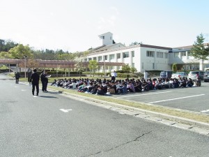 火災報知器が鳴って約５分で避難完了（校内の駐車場へ）。