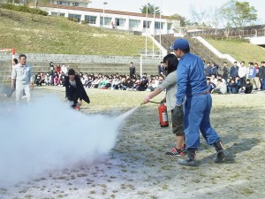 女子も消火訓練。