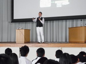 小学校から高校まで、いろんな学校でご講演を。