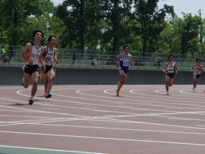 800m山上君の走り（左から２番目の走者）