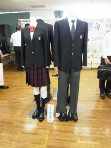 県内私立高校の24校の制服紹介コーナー（吉備高原学園高等学校の男女制服展示）