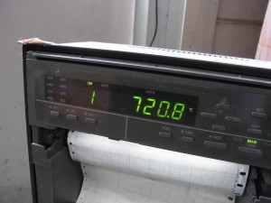 窯内の温度計。火入れから３日目で７２０℃を超えています。