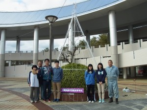 完成！生徒さんと先生方と事務長さんとで記念撮影。薄暗くなる頃からＬＥＤはとても綺麗です。点灯式はお楽しみに！