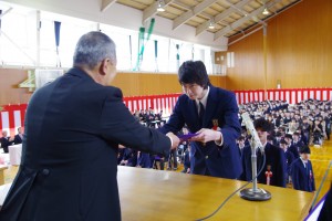 校長より卒業証書授与