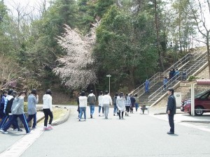 駐車場へ避難訓練（女子生徒の皆さん）。