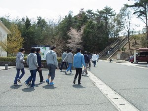 しゃべらずに避難に集中（男子生徒の皆さん）。