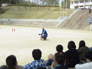 地元の消防団員の方より、消火器に使用方法について説明。