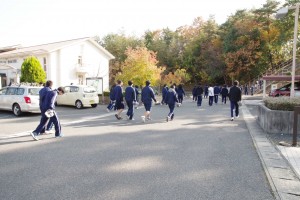 寮から階段を上がり駐車場へ。