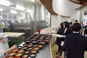 食堂で昼食（セルフ）