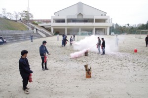 火元から約3ｍ離れたところから噴射。