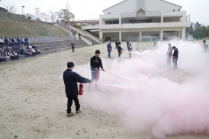 噴射後はしだいに近づいて行き、消火。