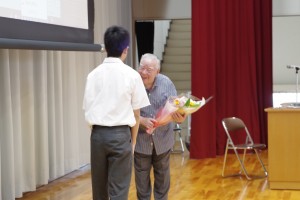 生徒代表より花束の贈呈。