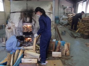 大量の割り木（赤松）が必要です。