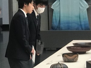 作品を鑑賞する生徒(写真撮影制限があり他無)