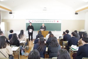 本校校長よりご挨拶(韓国語で=ペーパーを見ながら・・・)
