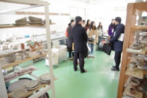 校内見学(陶芸実習室)。