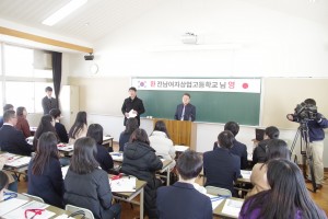 全南女子商業高校の教頭先生よりご挨拶(通訳の方が日本語で)