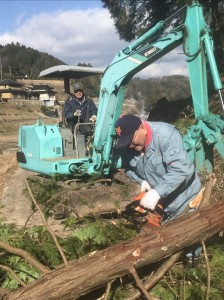 校長がチエンソーで!